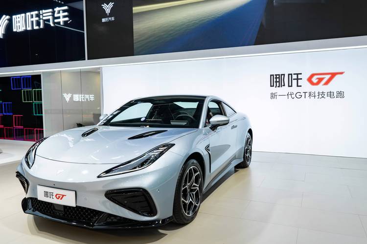 成都7哪吒汽车在智能汽车领域的表现，领途汽车在新能源汽车市场中的影响力